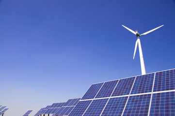 Windrad und Solarzellen