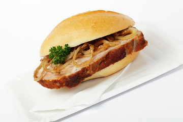 Brötchen mit Spießbraten im Brötchen