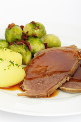 Rinderschmorbraten, Rosenkohl, Salzkartoffeln