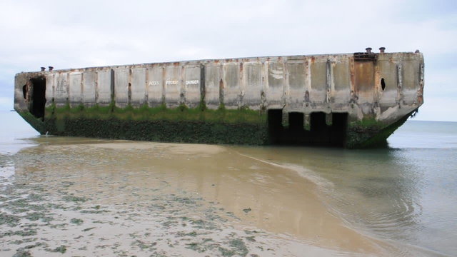Arromanches - Le port artificiel et ses caissons Phoenix