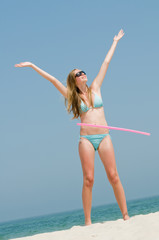 Naklejka premium Happy summer vacation - girl playing on the beach