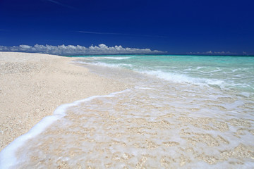 砂浜に打ち寄せる波