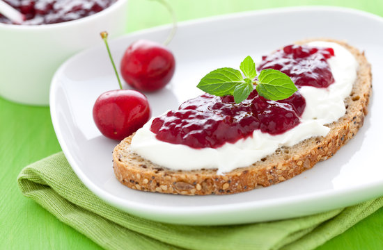frisches Marmeladenbrot