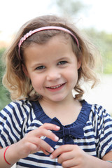 Tendre sourire d'une fillette de 4 ans #2 - 33135935