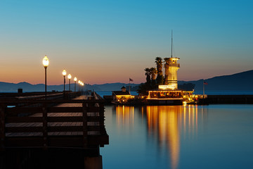 Turm mit Spiegelung im Meer