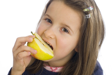 sechsjähriges Mädchen isst Apfel (mr)