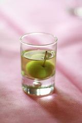 grappa alla mela sul tavolo