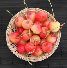 Petit panier de bigarreau napol&eacute;on