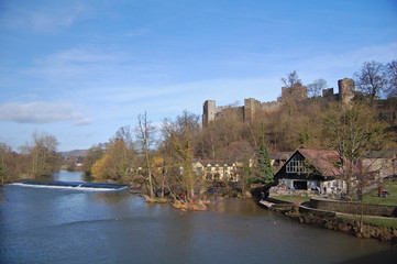 Fototapeta na wymiar rzeki i Ludlow Castle