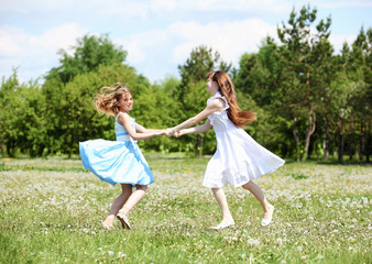 Naklejka premium two girls playing in the park