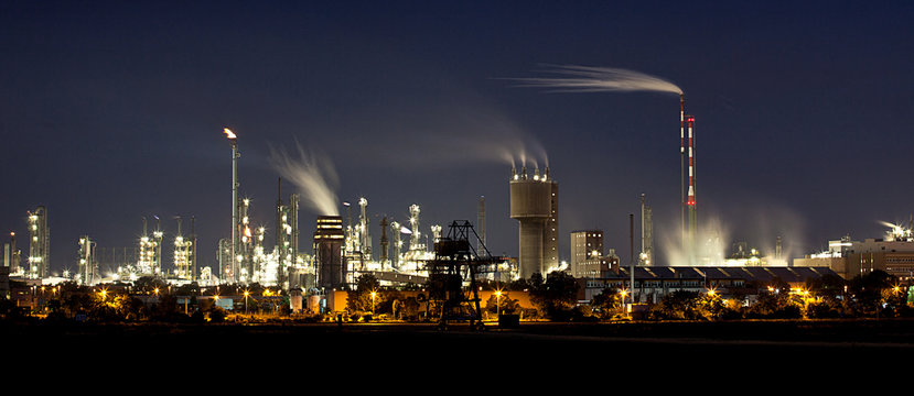 Fabrik bei Nacht