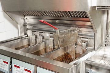 Deep fryer with oil © Kondor83