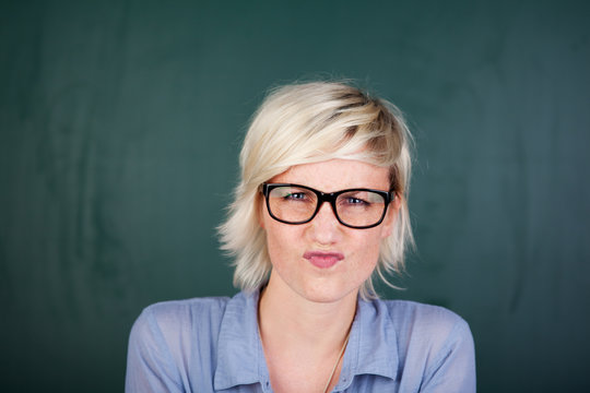 blonde frau mit brille