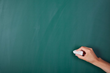 hand schreibt an die tafel