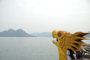 Kalkfelsen der Halong-Bucht 8