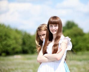Obraz premium two girls playing in the park