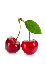 ciliegie con foglia su fondo bianco