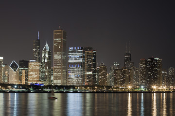 Fototapeta na wymiar Nocny widok na centrum Chicago