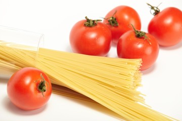 Raw spaghetti and fresh tomatoes