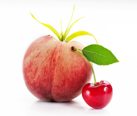 frutta estiva su fondo bianco