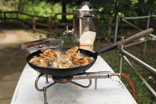 Camping, Fisch in der Pfanne.