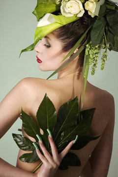 Model Frau Gesicht mit grünem Blumen Kopfschmuck Poster Nahaufnahme