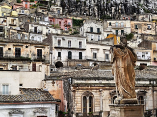 Statue regardant les toits de Modica