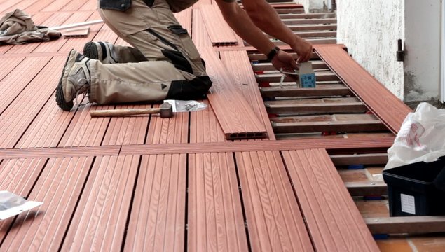 coups de marteau pour fixer la latte