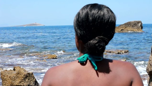 Lei guarda il mare