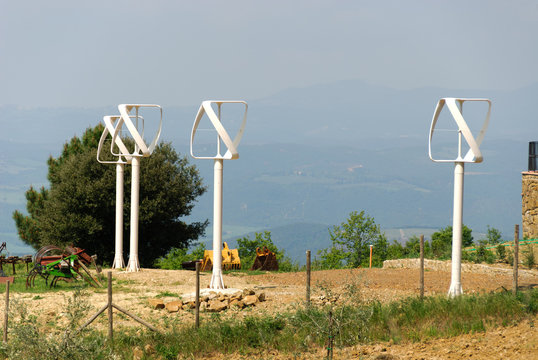 quattro pale eoliche verticali in Toscana