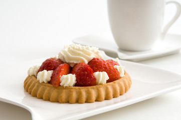 Erdbeertortelett und Espresso