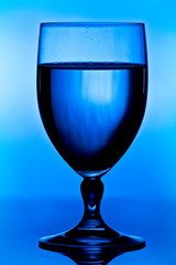 blaues wasserglas
