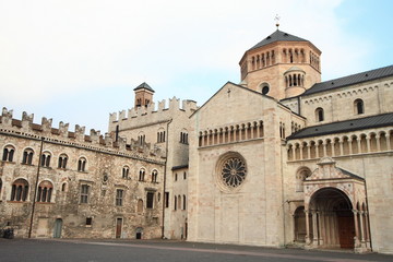 Fototapeta na wymiar Duomo Trento blisko Alp Dolomity, Włochy