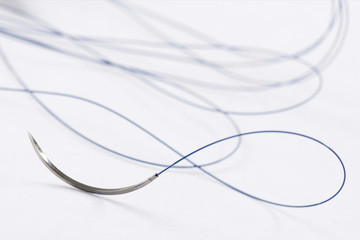 CHIRURGIE : Aiguille chirurgicale de stucture avec fil