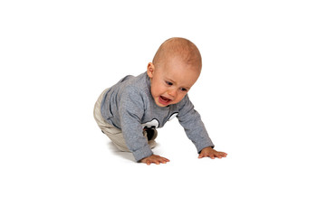 Kleinkind krabbelt am Boden 155