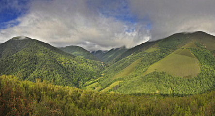 Fototapeta na wymiar Entre valles y Montañas.
