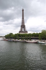 Fototapeta na wymiar La Tour Eiffel vue depuis le pont de Bir Hakeim