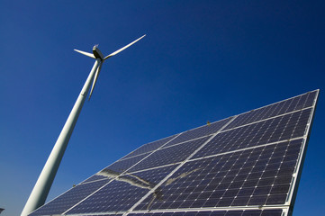 Windrad und Solarzellen