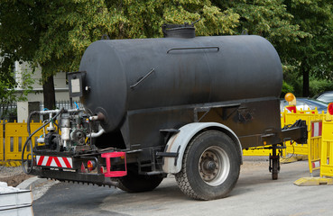 Tankwagen für Teer beim Strassenbau - obrazy, fototapety, plakaty