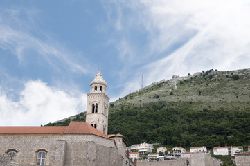 Fototapeta na wymiar Wieża kościoła w murów miasta Dubrovnic w Chorwacji Europie