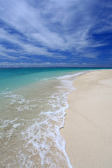 水納島の美しいビーチに打ち寄せる白い波