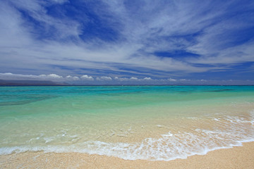 真っ白い砂浜に打ち寄せる白い波