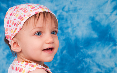 regard d'une fillette aux yeux bleus