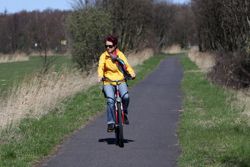 Frau fährt Fahrrad