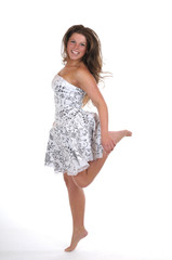 junge Frau springt hüpft freut sich lacht