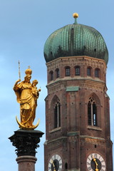 Fototapeta na wymiar Marian kolumna przed południowej wieży katedry w Monachium