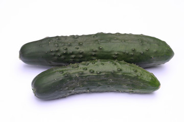 due cetrioli su sfondo bianco