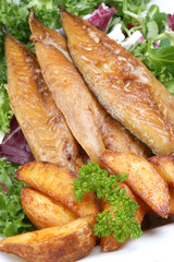 geräucherte Makrelenfilets mit gegrillten Kartoffelecken