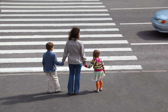 Kids Crossing Road Stock Illustrations – 741 Kids Crossing Road