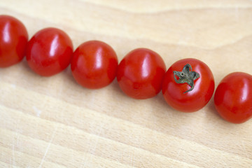 Świeże pomidory na desce kuchennej